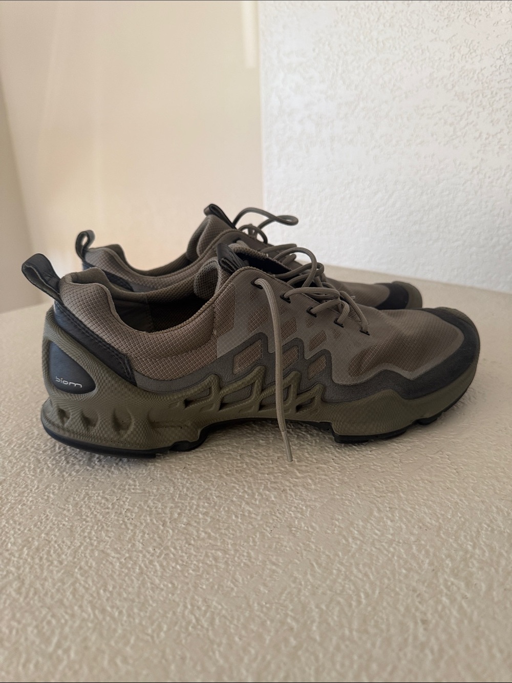 Ecco Men's Grey and Black Running Sneakers